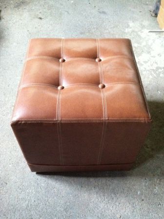 New York: Gorgeous Medium Brown Tufted Leather Ottoman In Perfect In Medium Gray Leather Pouf Ottomans (View 4 of 20)