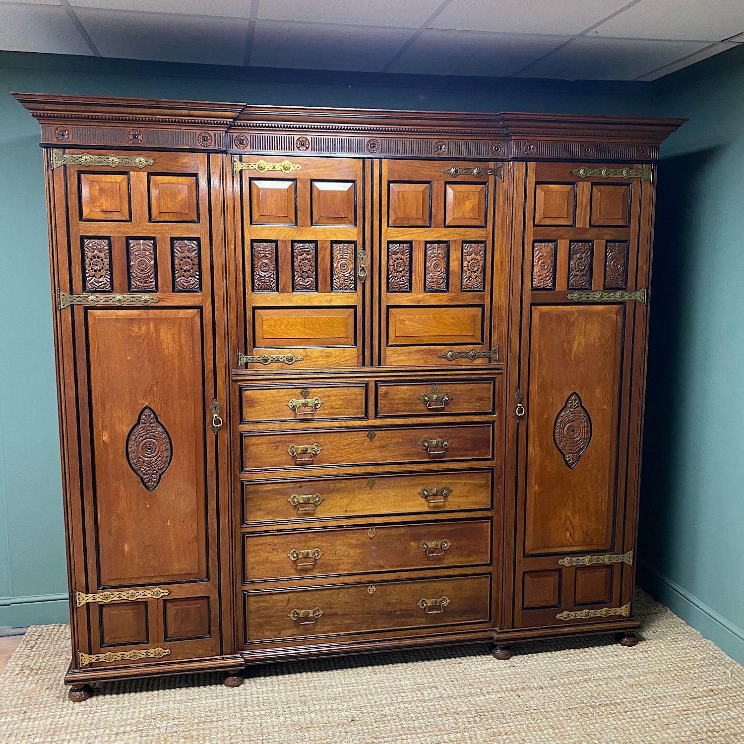 Huge Walnut Antique Victorian Wardroberobson & Sons – Antiques World For Antique Style Wardrobes (View 11 of 20)
